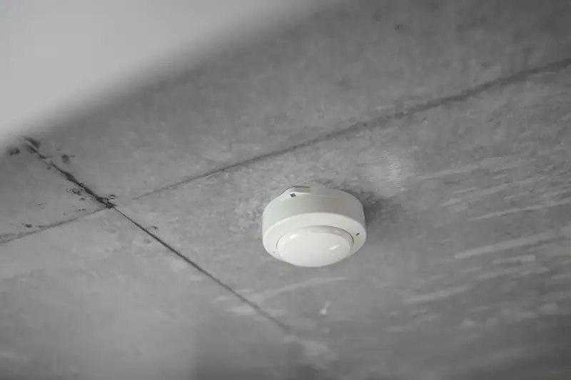 Smoke detector fitted to a concrete ceiling